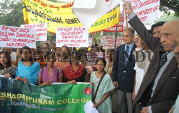 Image Id : 8801957 <span>Date : 2006-08-12 <span>Category : Society</span>