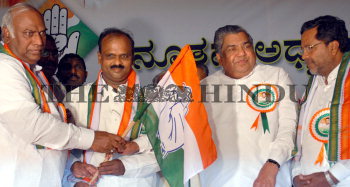 Image Id : 8802268 <span>Date : 2006-08-12 <span>Category : Politics</span>