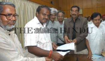 Image Id : 9708535 <span>Date : 2006-10-08 <span>Category : Politics</span>