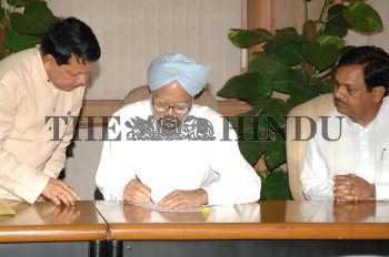 Image Id : 12925939 <span>Date : 2007-06-19 <span>Category : Politics</span>