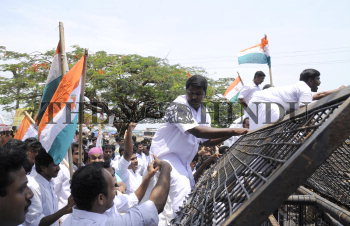 Image Id : 108550544 <span>Date : 2009-05-06 <span>Category : Politics</span>
