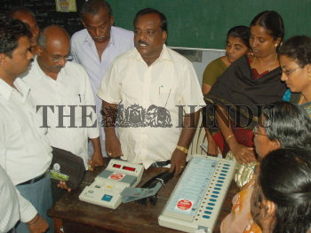 Image Id : 108634925 <span>Date : 2009-05-11 <span>Category : Politics</span>