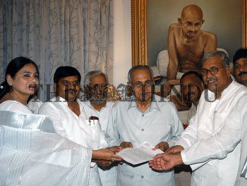 Image Id : 109881660 <span>Date : 2009-07-24 <span>Category : Politics</span>