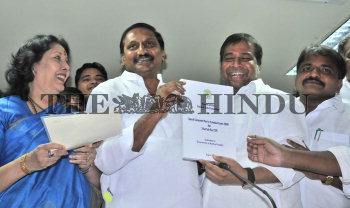 Image Id : 135654960 <span>Date : 2012-08-25 <span>Category : Politics</span>