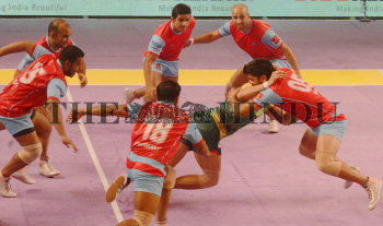 KOLKATA: Players of Jaipur Pink Panthers (blue/pink jersey) and Patna  Pirates (green/yellow jersey) in action