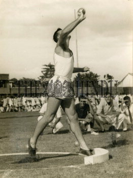 Image Id : 157634211 <span>Date : 1955-11-12 <span>Category : Sport</span>